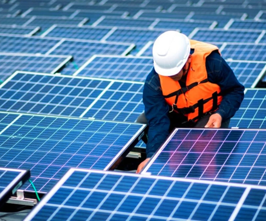 The-Expert-Who-Is-Maintaining-The-Solar-Panels